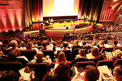 Amphithéatre colloque approches non médicamenteuses 2014